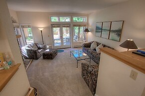 Delightful Mccloud 2 Bedroom Condo by RedAwning