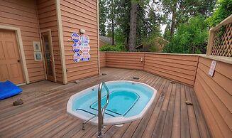 Delightful Mccloud 2 Bedroom Condo by RedAwning