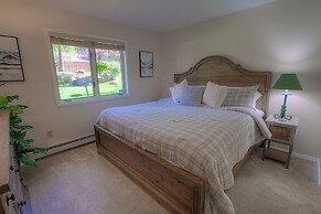 Delightful Mccloud 2 Bedroom Condo by RedAwning