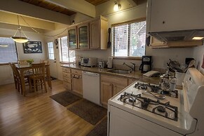 Cozy Mountain Hideaway 3 Bedroom Home by RedAwning