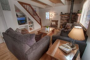 Cozy Mountain Hideaway 3 Bedroom Home by RedAwning