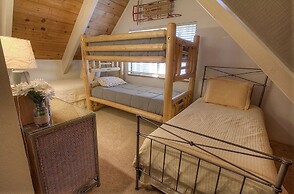 Cozy Mountain Hideaway 3 Bedroom Home by RedAwning