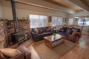 Cozy Mountain Hideaway 3 Bedroom Home by RedAwning