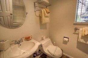 Cozy Mountain Hideaway 3 Bedroom Home by RedAwning