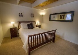 Cozy Mountain Hideaway 3 Bedroom Home by RedAwning