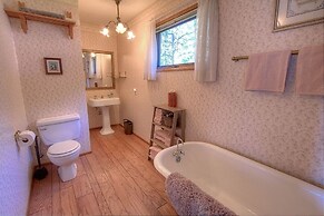 Lake View Glen 4 Bedroom Home by RedAwning