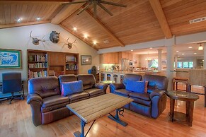 Chipmunk's Paradise 3 Bedroom Condo by RedAwning