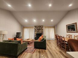 Shore View Serenity 4 Bedroom Home by RedAwning