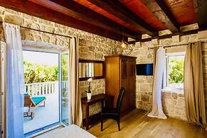 Beautiful 4-bed Villa for up to 10 Guests