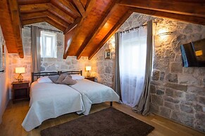 Beautiful 4-bed Villa for up to 10 Guests