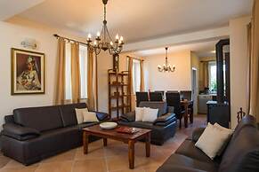 Beautiful 4-bed Villa for up to 10 Guests