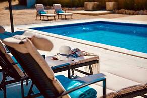 Beautiful 4-bed Villa for up to 10 Guests