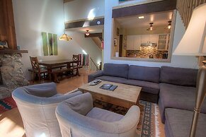 Alpine Getaway 3 Bedroom Home by RedAwning