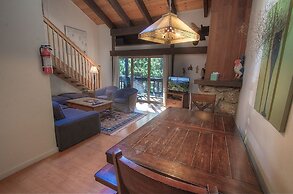 Alpine Getaway 3 Bedroom Home by RedAwning