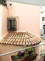 Magnificent Apartment Under the Acropolis