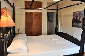 Magnificent Apartment Under the Acropolis