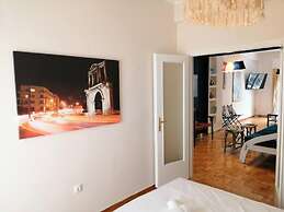 Magnificent Apartment Under the Acropolis