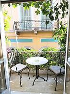 Magnificent Apartment Under the Acropolis