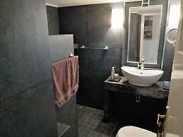 Magnificent Apartment Under the Acropolis