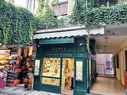 Magnificent Apartment Under the Acropolis