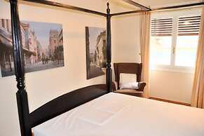 Magnificent Apartment Under the Acropolis