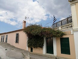 Magnificent Apartment Under the Acropolis