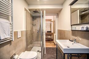 MAGENTA COLLECTION CAPRANICA