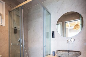 Skipper Beachfront Suites