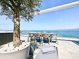 Skipper Beachfront Suites