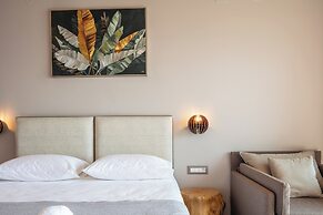 Skipper Beachfront Suites