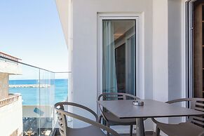 Skipper Beachfront Suites