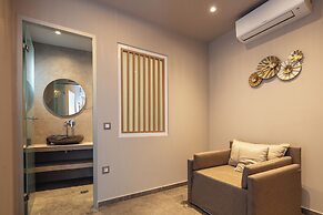 Skipper Beachfront Suites