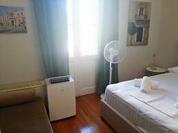 Elegant Apartment Under the Acropolis