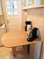 Elegant Apartment Under the Acropolis