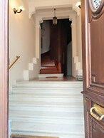 Elegant Apartment Under the Acropolis