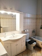 Elegant Apartment Under the Acropolis