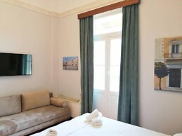 Elegant Apartment Under the Acropolis