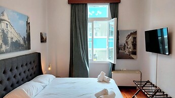 Elegant Apartment Under the Acropolis