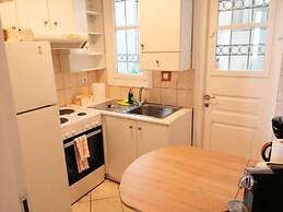 Elegant Apartment Under the Acropolis