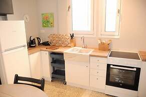 Lovely Apartment Under the Acropolis