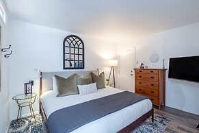 Comfort, Style, Short Walk To Town Park & Gondola 1 Bedroom Condo by R