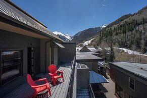 Ski In/out In Town! Ski Area Views, Fireplace, Hot Tub 2 Bedroom Condo