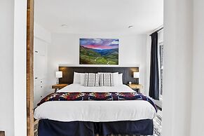 Top Floor Condo With Balcony Steps To Lifts & Main Street 2 Bedroom Co