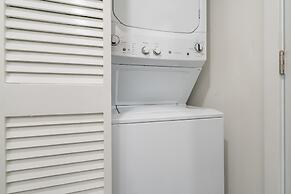 Top Floor Condo With Balcony Steps To Lifts & Main Street 2 Bedroom Co