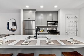 Top Floor Condo With Balcony Steps To Lifts & Main Street 2 Bedroom Co