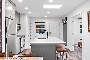 Top Floor Condo With Balcony Steps To Lifts & Main Street 2 Bedroom Co