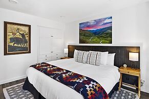 Top Floor Condo With Balcony Steps To Lifts & Main Street 2 Bedroom Co