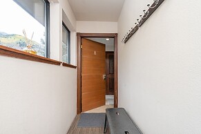 Hidden Gem, 4 Min To Lift 7 Garage, Hot Tub, Lux Kitchen, Big + Bright