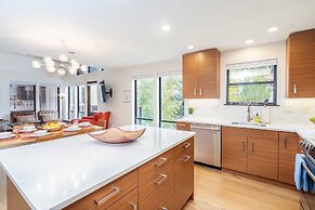 Hidden Gem, 4 Min To Lift 7 Garage, Hot Tub, Lux Kitchen, Big + Bright