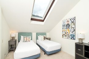 Hidden Gem, 4 Min To Lift 7 Garage, Hot Tub, Lux Kitchen, Big + Bright